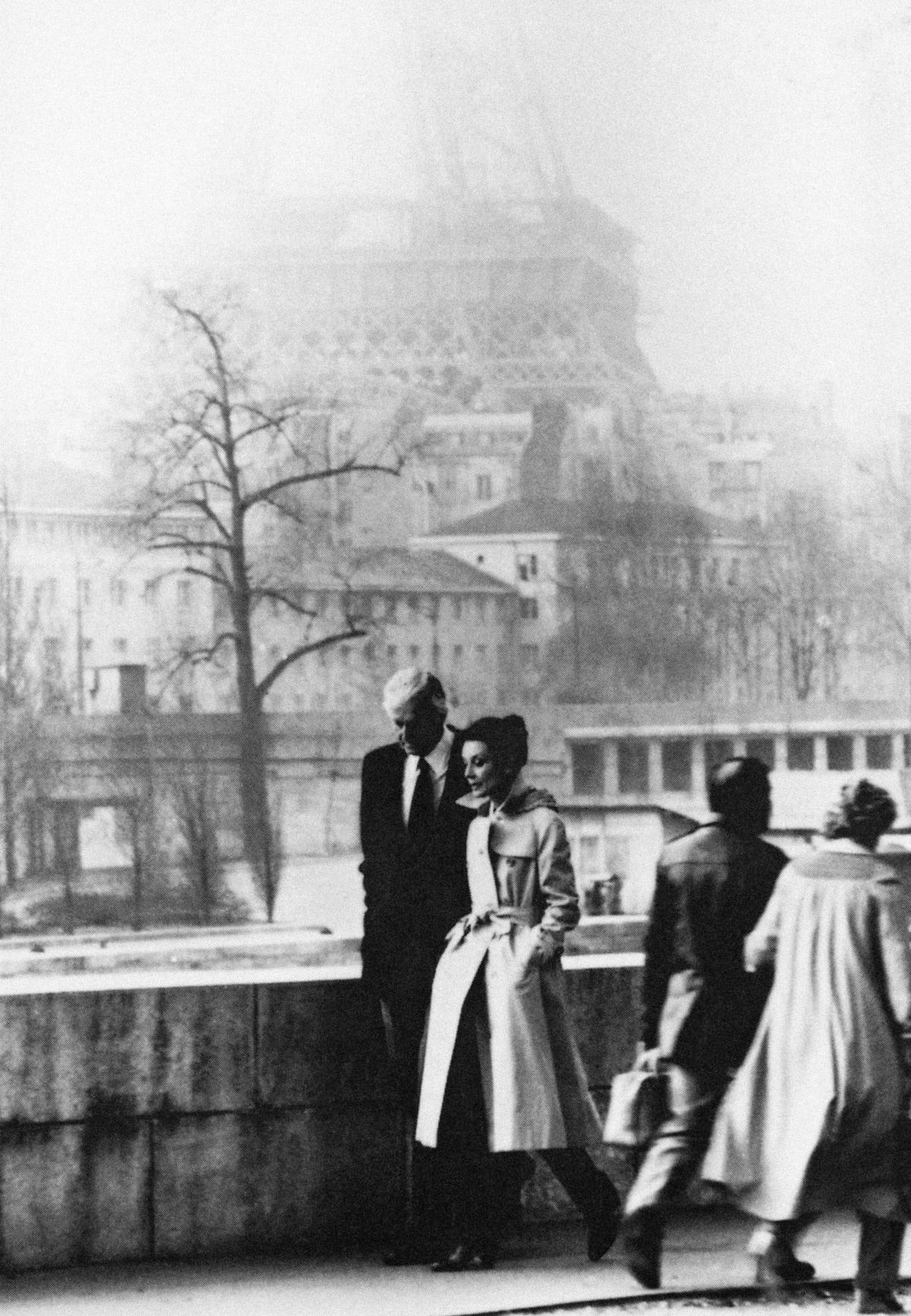 Audrey Hepburn en Hubert de Givenchy wandelend langs de Seine in 1982. Copyright Jacques Scandelari