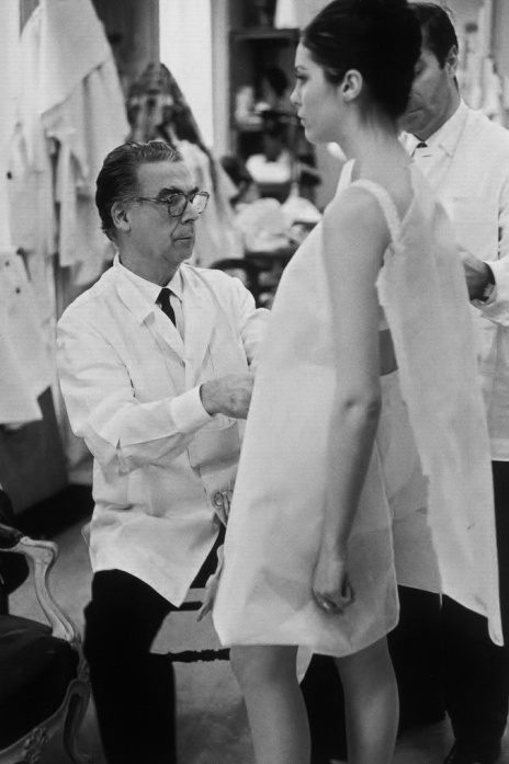 Cristobal_Balenciaga_fitting_the_mannequin_Nina_Paris_1968_1.jpg