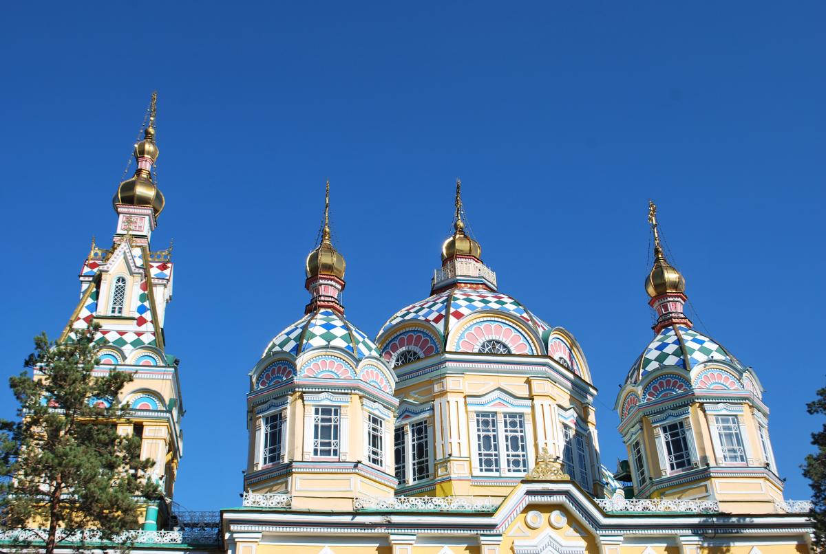 de kathedraal van de Heilige Hemelvaart in Almaty.JPG