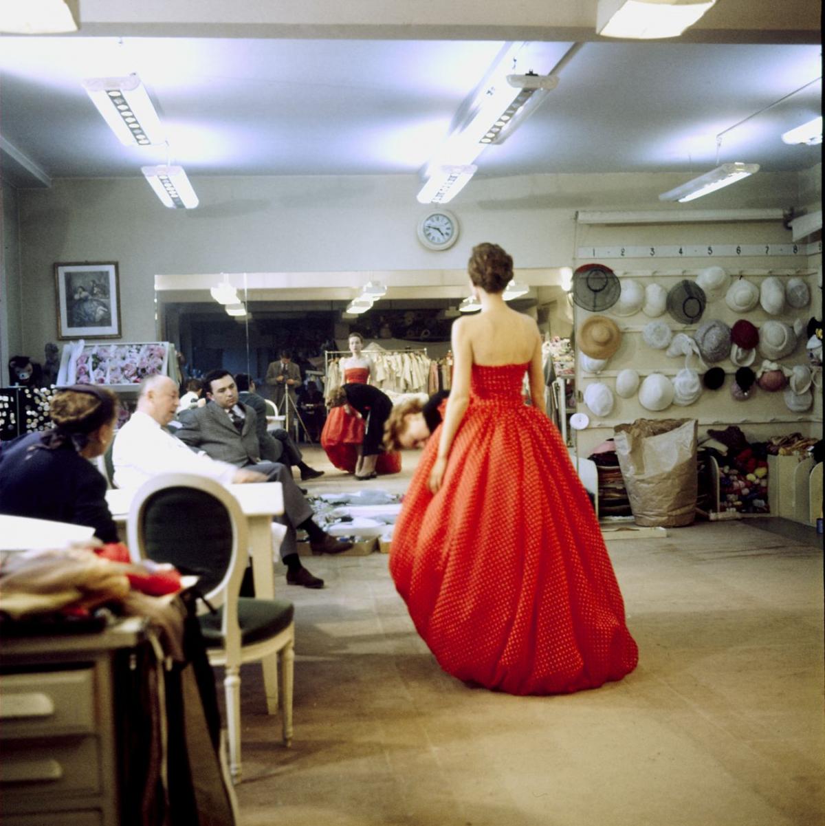 Christian Dior backstage voor het begin van een van zijn defilés