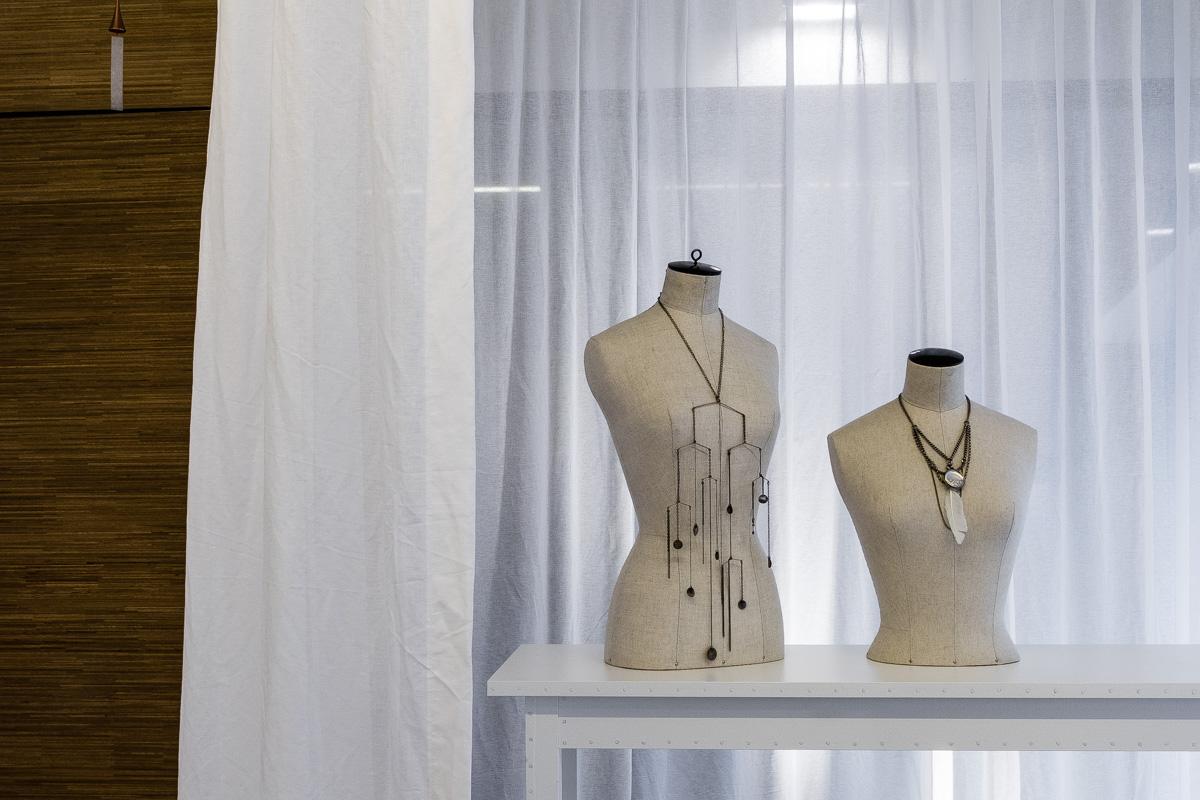 De juwelen van Ann Demeulemeester, te zien in Galerie Argentaurum in Gent