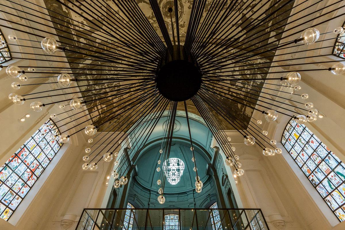 The vault of the former church feels quite impressive, especially accompanied by the skull just above the kitchen 